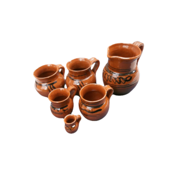 Jarros de barro; la imagen muestra una composición de varios jarritos de barro que varían en tamaño, cada uno de ellos con un diseño de serpenteo negro.