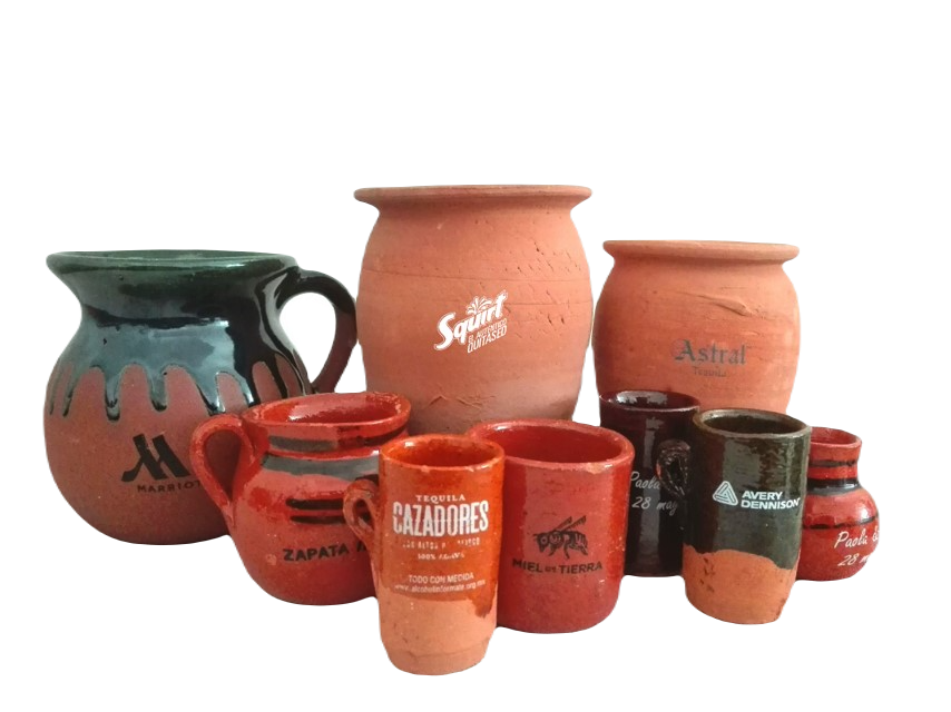 Artículos de barro; Vasos, jarras y jarritos hechos de barro con diferentes logos para empresas.