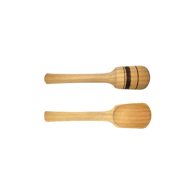 Artículos de barro; Dos cucharas de madera en horizontal con fondo de color blanco.